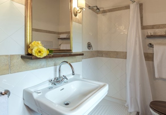 Il moderno bagno con doccia - Villa Palazzaccio
