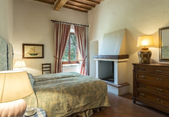 The master bedroom with a fireplace and en-suite bathroom - Villa Palazzaccio