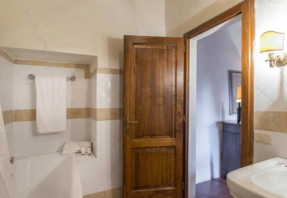 The en-suite bathroom with a bathtub - Villa Palazzaccio
