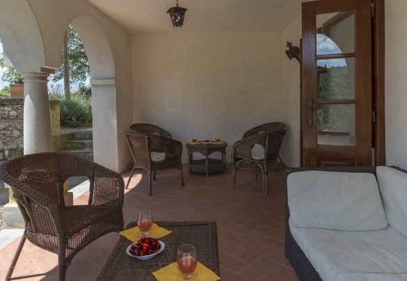 The portico shades several seats - Villa Palazzaccio