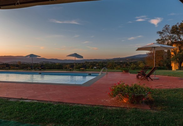 Il panorama al tramonto dalla piscina - Villa Palazzaccio