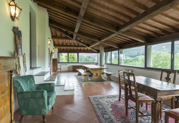 The living area on the top floor with a panoramic view - Villa Palazzaccio