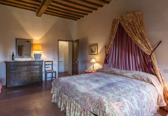 The characteristic master bedroom with en-suite bathroom - Villa Palazzaccio