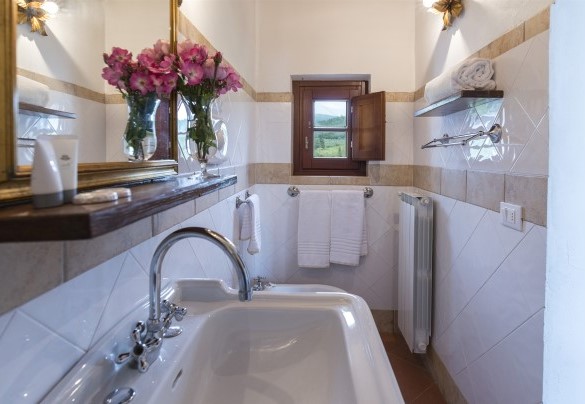 Il caratteristico bagno con vasca - Villa Palazzaccio