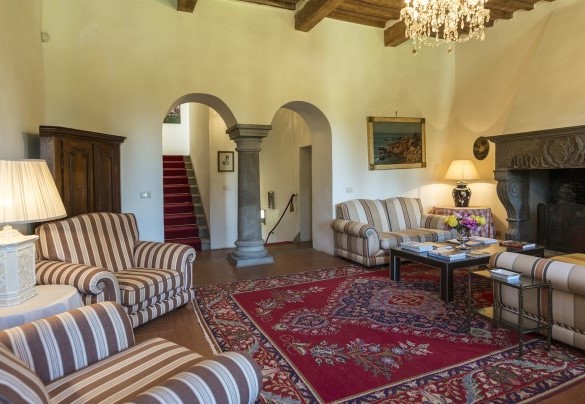 L'elegante soggiorno al primo piano con caminetto - Villa Palazzaccio