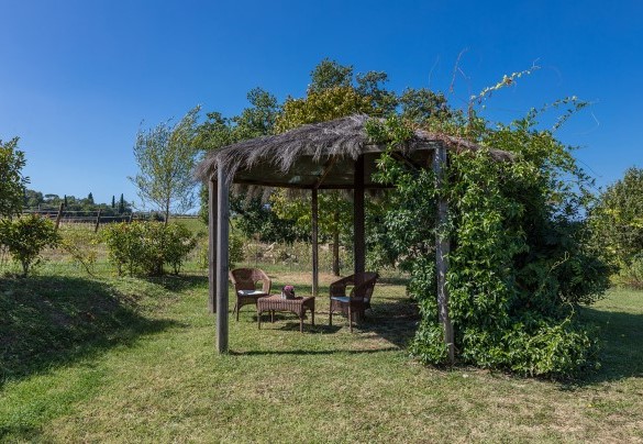 The enchanting gazebo surrounded by greenery - Villa Palazzaccio