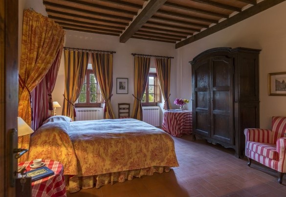 The characteristic master bedroom with en-suite bathroom - Villa Palazzaccio