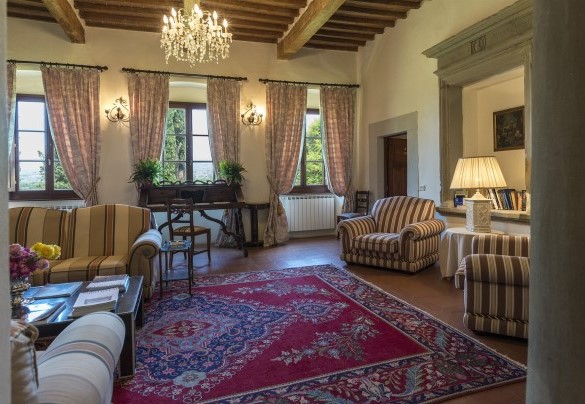 The elegant living room on the first floor with a fireplace - Villa Palazzaccio