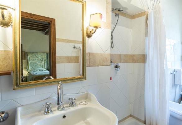 The en-suite bathroom with a bathtub - Villa Palazzaccio