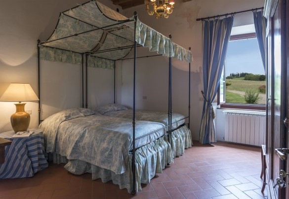 The twin room with canopy beds and en-suite bathroom - Villa Palazzaccio