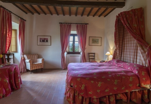 The charming master bedroom - Villa Palazzaccio
