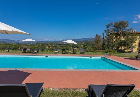 La piscina si affaccia su un panorama mozzafiato - Villa Palazzaccio
