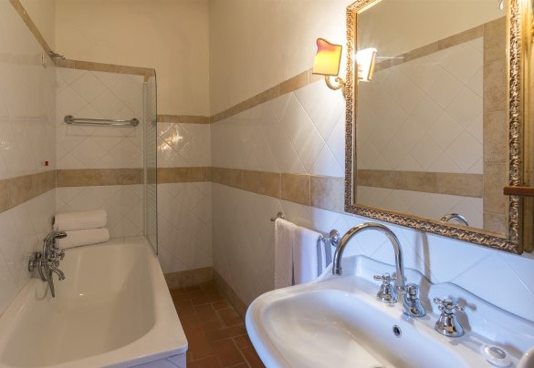 The en-suite bathroom with a bathtub - Villa Palazzaccio