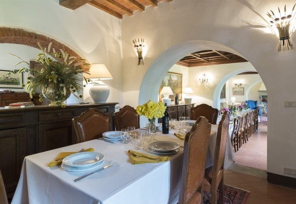 Il vasto tavolo da pranzo al piano terra - Villa Palazzaccio