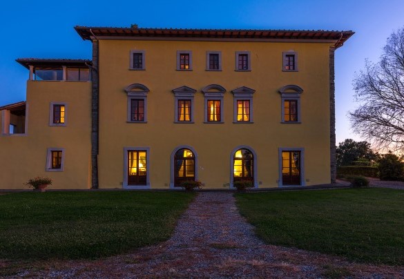 The last lights of the day illuminate the villa - Villa Palazzaccio