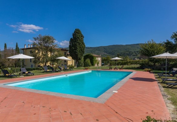The elegant pool with a terracotta border - Villa Palazzaccio