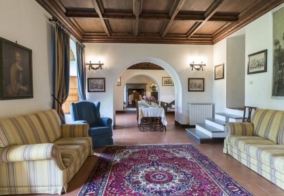 L'ampio soggiorno al piano terra - Villa Palazzaccio