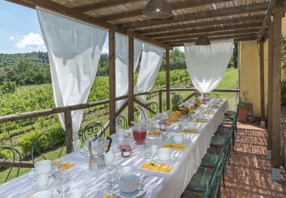 The spacious dining table shaded by the gazebo - Villa Palazzaccio