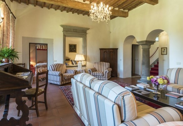 The elegant living room on the first floor with a fireplace - Villa Palazzaccio