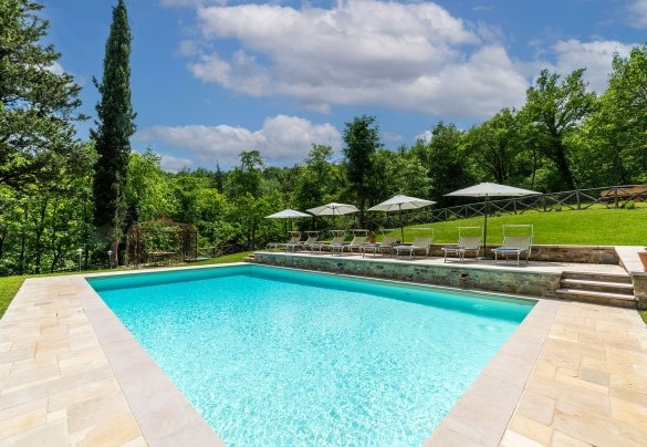 The pool area is completely fenced in - Villa Palazzolo