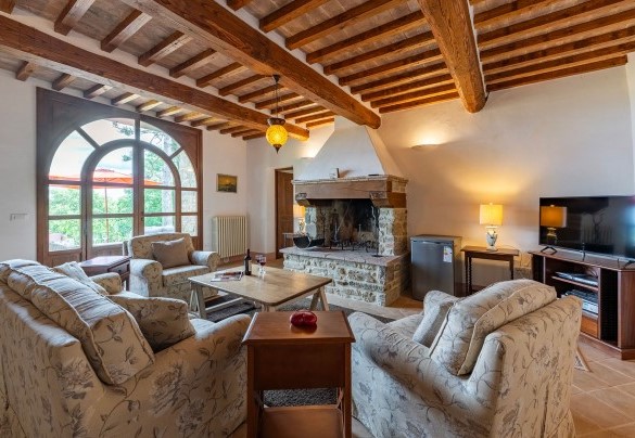 The living room with direct access to the outdoor relaxation area - Villa Palazzolo