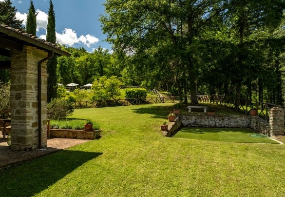 The garden is characterized by lawns and tall trees - Villa Palazzolo