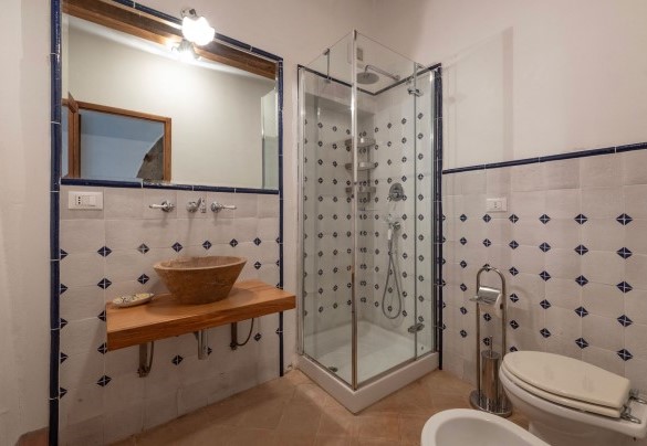 En-suite bathroom with shower no.3 on the ground floor - Villa Palazzolo 