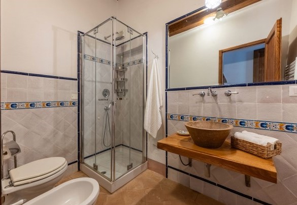 En-suite bathroom with shower no.2 on the ground floor - Villa Palazzolo 