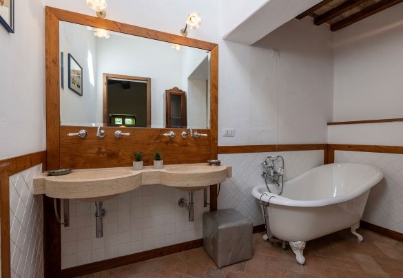 En-suite bathroom with tub no.4 on the first floor - Villa Palazzolo 