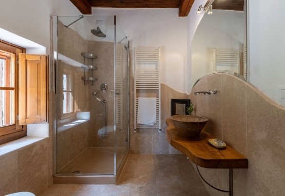 En-suite bathroom with shower no.1 on the ground floor - Villa Palazzolo 