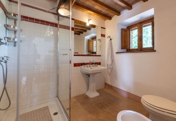 Bathroom with shower no.5 on the ground floor - Villa Palazzolo