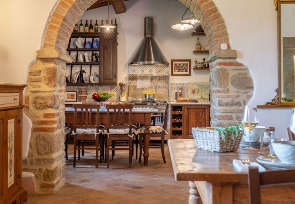 The dining area, on the first floor, open with the kitchen - Villa Palazzolo