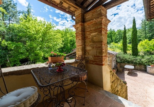 The external stairs and the first-floor terrace - Villa Palazzolo