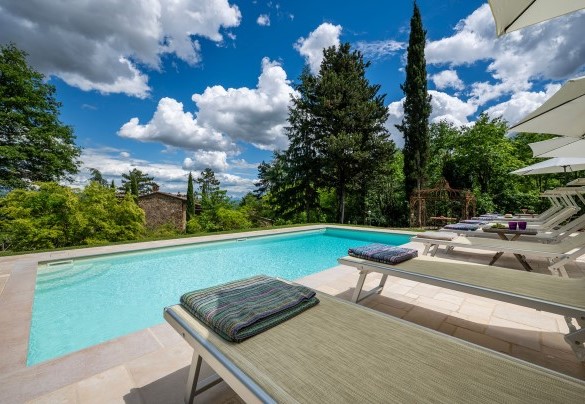 Rectangular, it measures 11x5 m and has a depth varying between 1 m and 1.90 m - Villa Palazzolo
