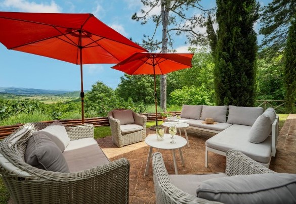 Sofas and armchairs are arranged in a comfortable and panoramic position - Villa Palazzolo