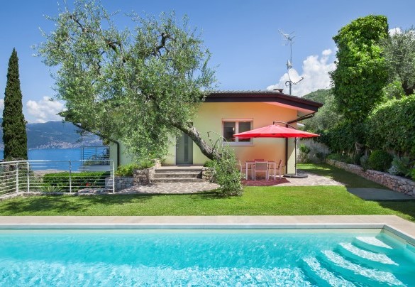 External view of the house and pool - Villa Palladini