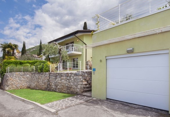 External view of the house and the garage - Villa Palladini