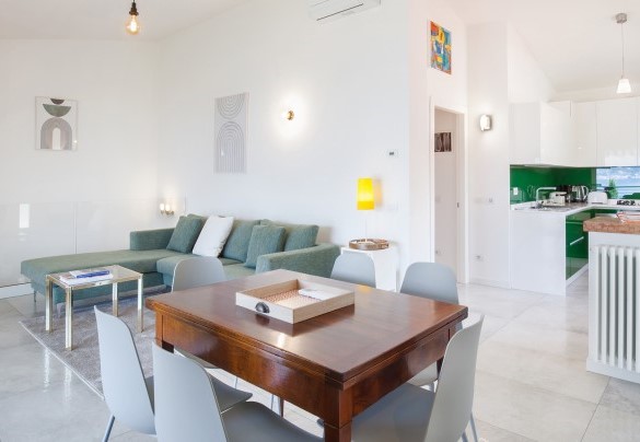 Open space with relax area and dining table - Villa Palladini
