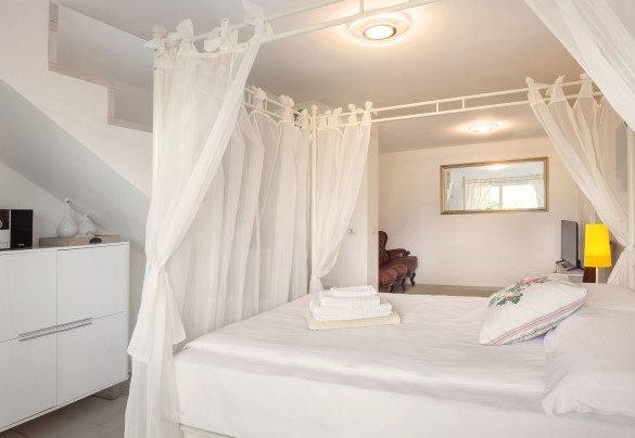 French bed in open space on the ground floor - Villa Palladini