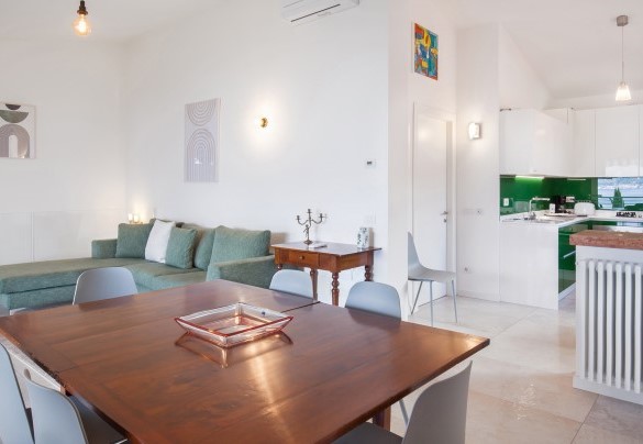 Dining table with chairs on the upper floor - Villa Palladini