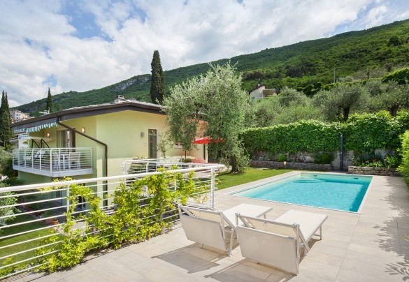 External view of the house and pool - Villa Palladini