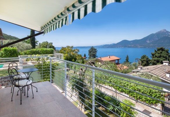 On the balcony you can relax admiring the view from the small table with chairs - Villa Palladini