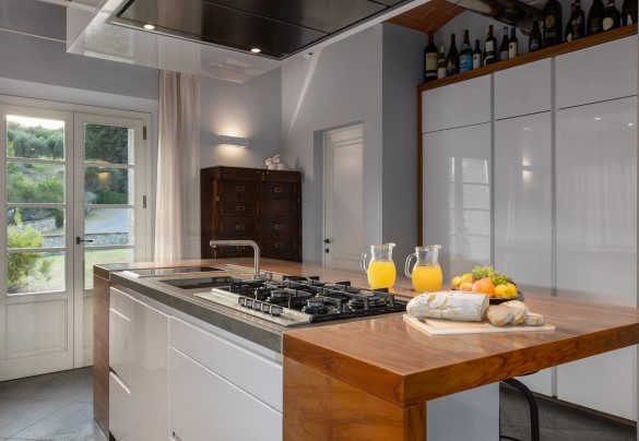 La cucina dotata di porte finestra che consentono l’accesso sulle zone attrezzate all’esterno - Villa Panorama