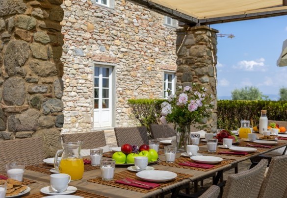 La zona pranzo all’aperto, di fronte alla cucina, è protetta da un gazebo in muratura - Villa Panorama