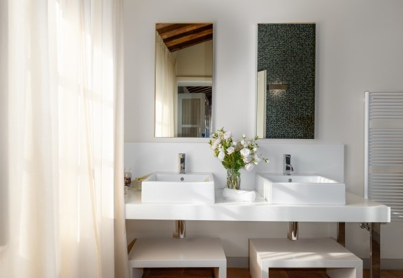 Bagno con doccia e doppio lavabo en suite della camera matrimoniale al primo piano - Villa Panorama