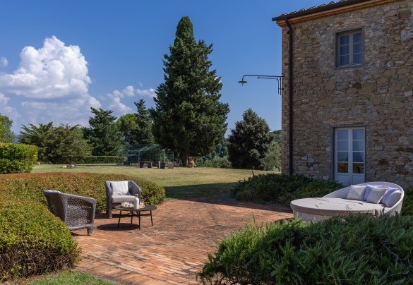 Una delle due aree salotto, arredate con divani e poltrone, poste davanti alle porte finestra del living - Villa Panorama