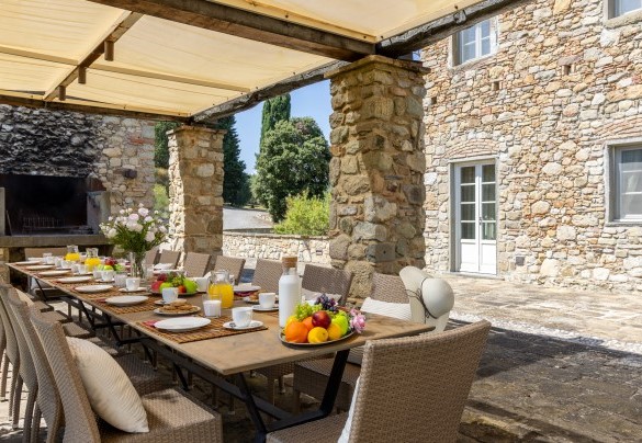 La zona pranzo all’aperto, di fronte alla cucina, sotto il gazebo in muratura e barbaque - Villa Panorama