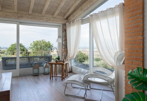 La zona benessere attrezzata con bagno turco e doccia emozionale con cromoterapia - Villa Panorama