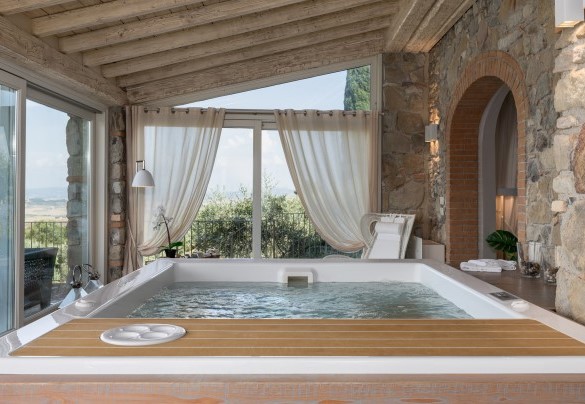 La zona benessere attrezzata con vasca idromassaggio circondata da ampie vetrate - Villa Panorama