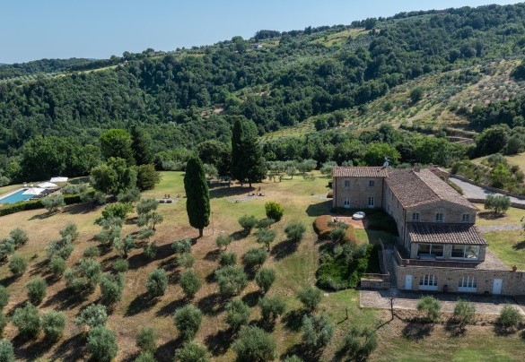 La proprietà ha un’ estensione di circa 30 ettari costellata di sentieri percorribili anche a piedi - Villa Panorama